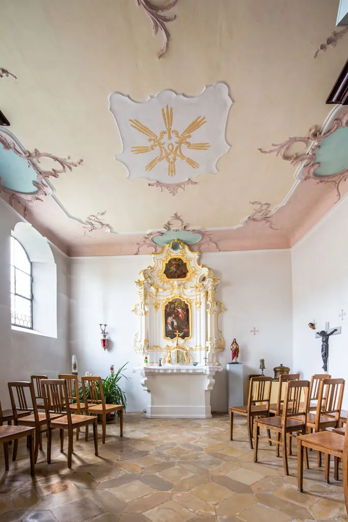 Historische Kapelle im Rosenschloss mit bemalter Decke