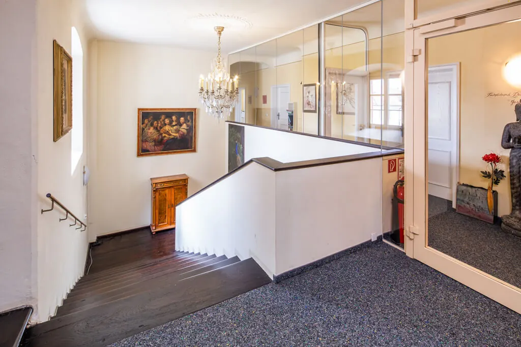 Heller Flur und Treppenbereich im Rosenschloss