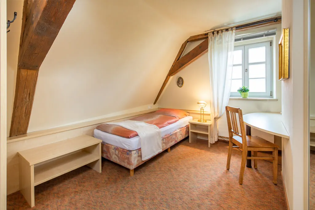 Gemütliches Zimmer unter dem Dach