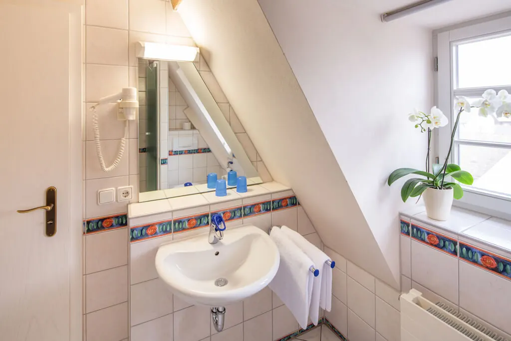 Helles Badezimmer mit Waschbecken