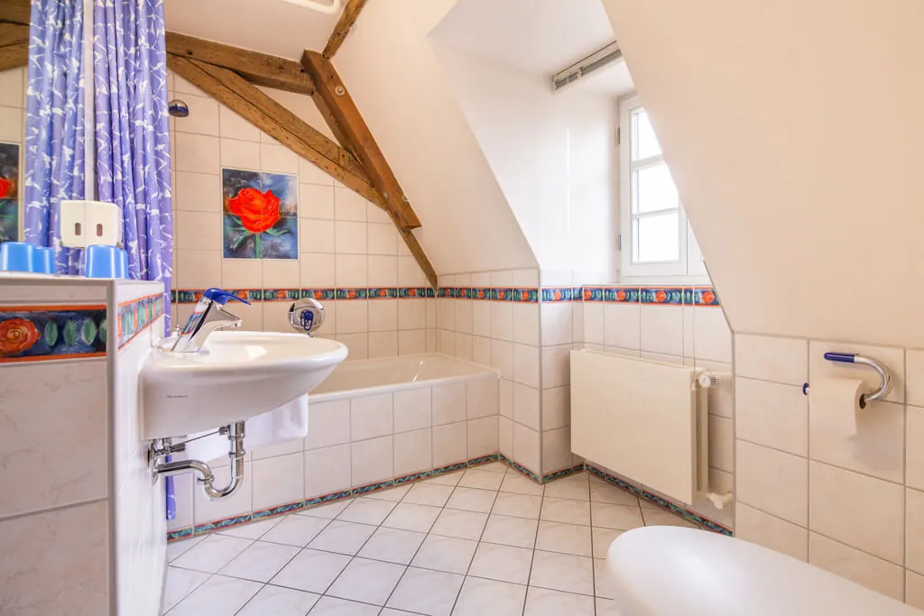Großzügiges Badezimmer unter dem Dach