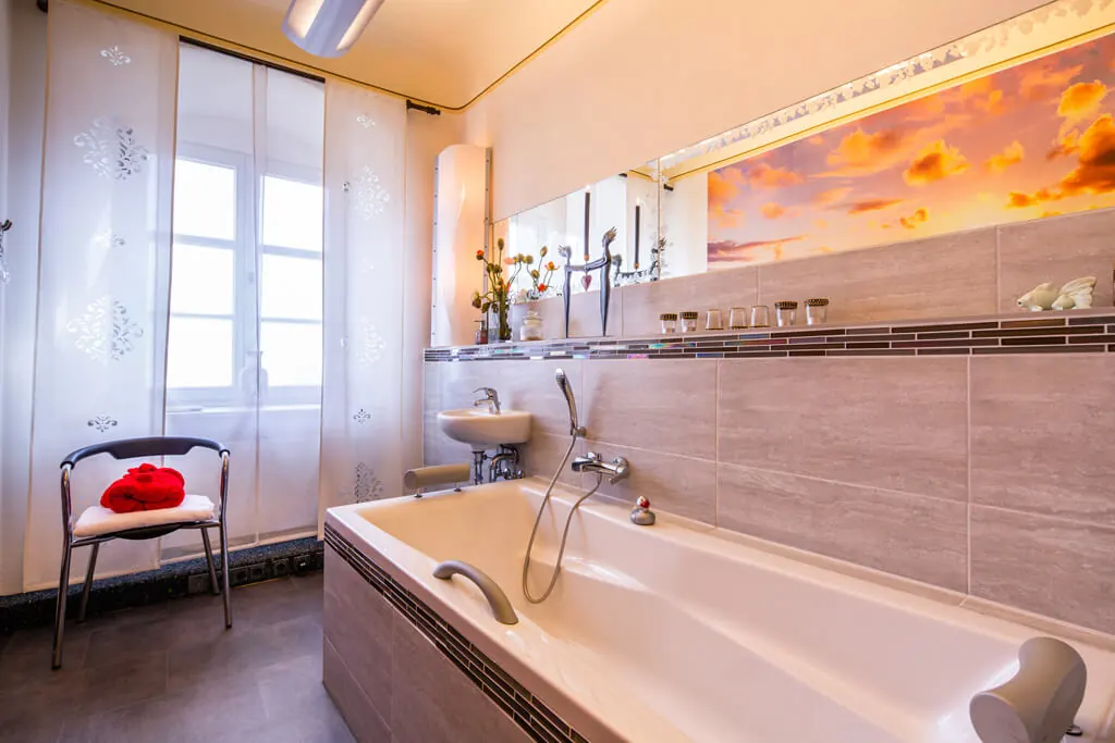 Modernes Badezimmer mit Badewanne