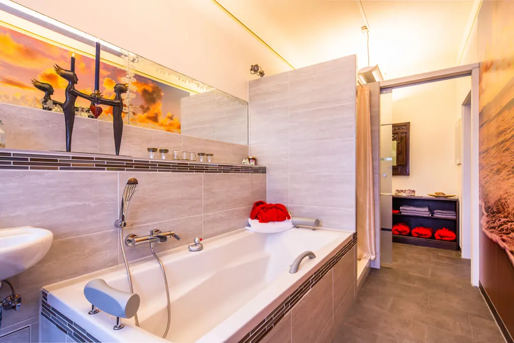 Modernisiertes Badezimmer mit Dusche