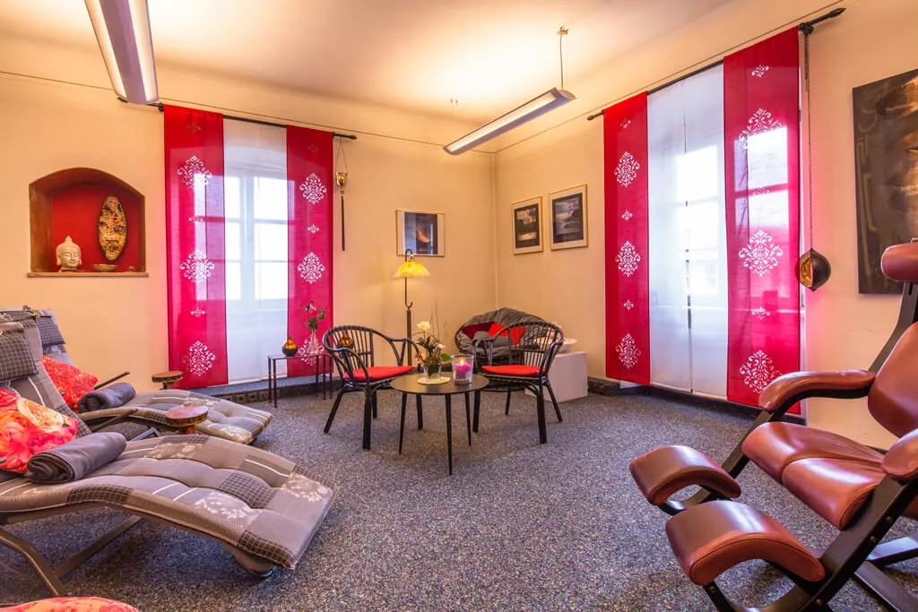 Wohnlicher Aufenthaltsraum mit Sesseln und Sofa