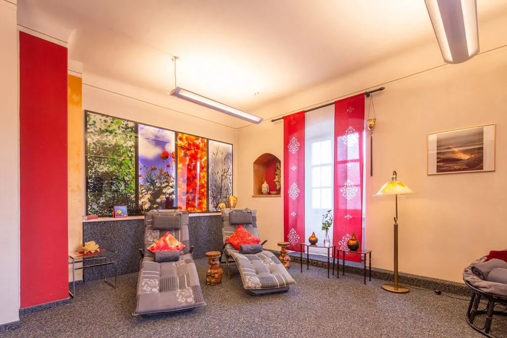 Aufenthaltsraum mit Sofa und großen Fenstern