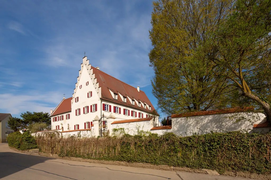 Rosenschloss hinter der historischen Gartenmauer