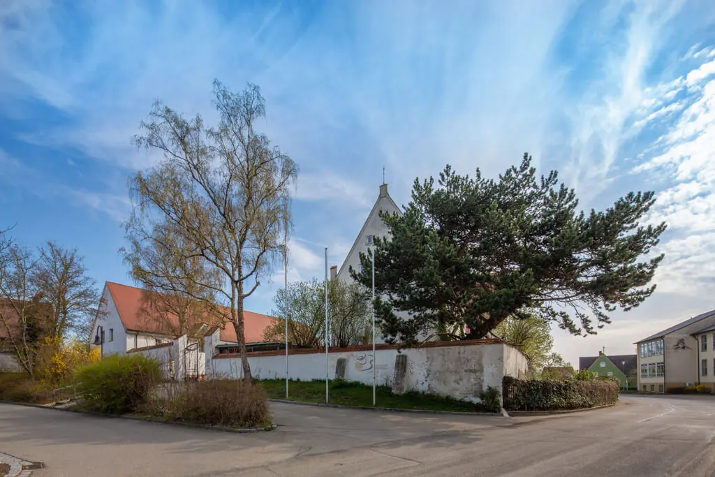 Straßenansicht am Grundstück des Rosenschlosses