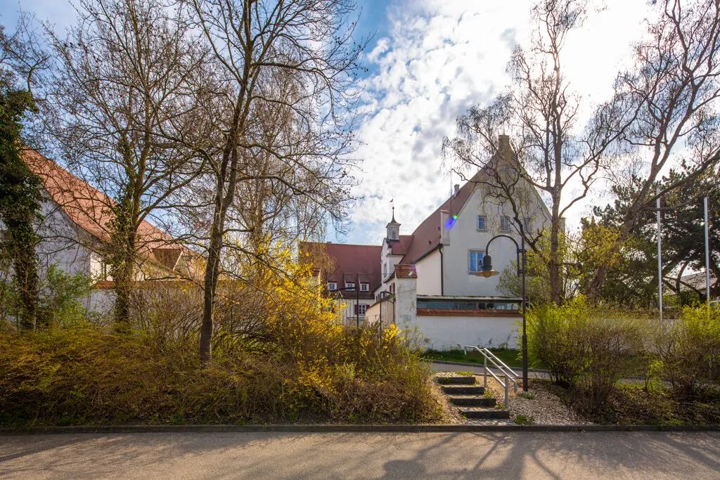 Garten und rückwärtige Gebäudeansicht