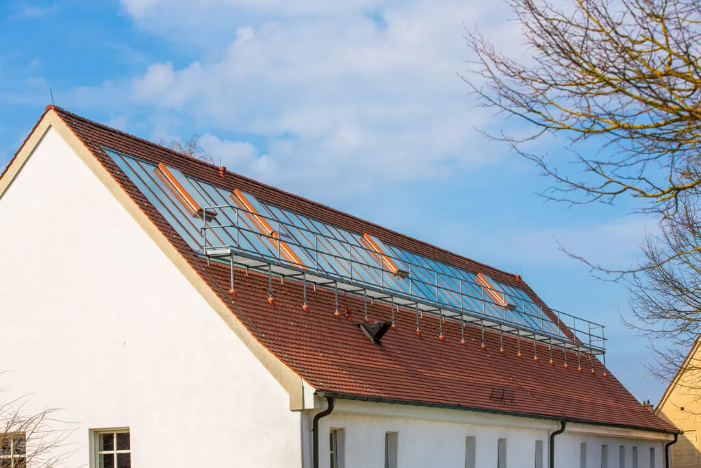 Nebengebäude mit Solaranlage am Rosenschloss