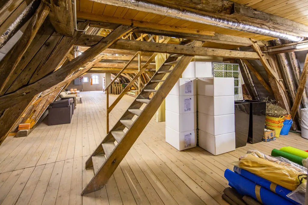 Holzbalken und Raumstruktur im Dachgeschoss