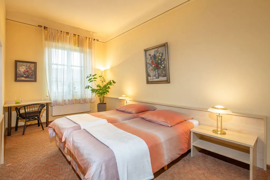 Beispielhaft eingerichtetes helles Zimmer im Rosenschloss